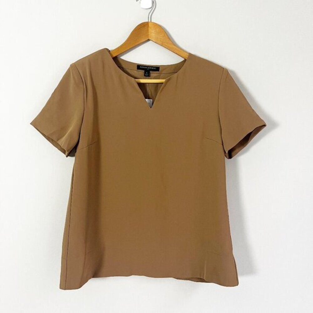 2/$30‎ NWT Banana Republic Tan V-Neck Top S
